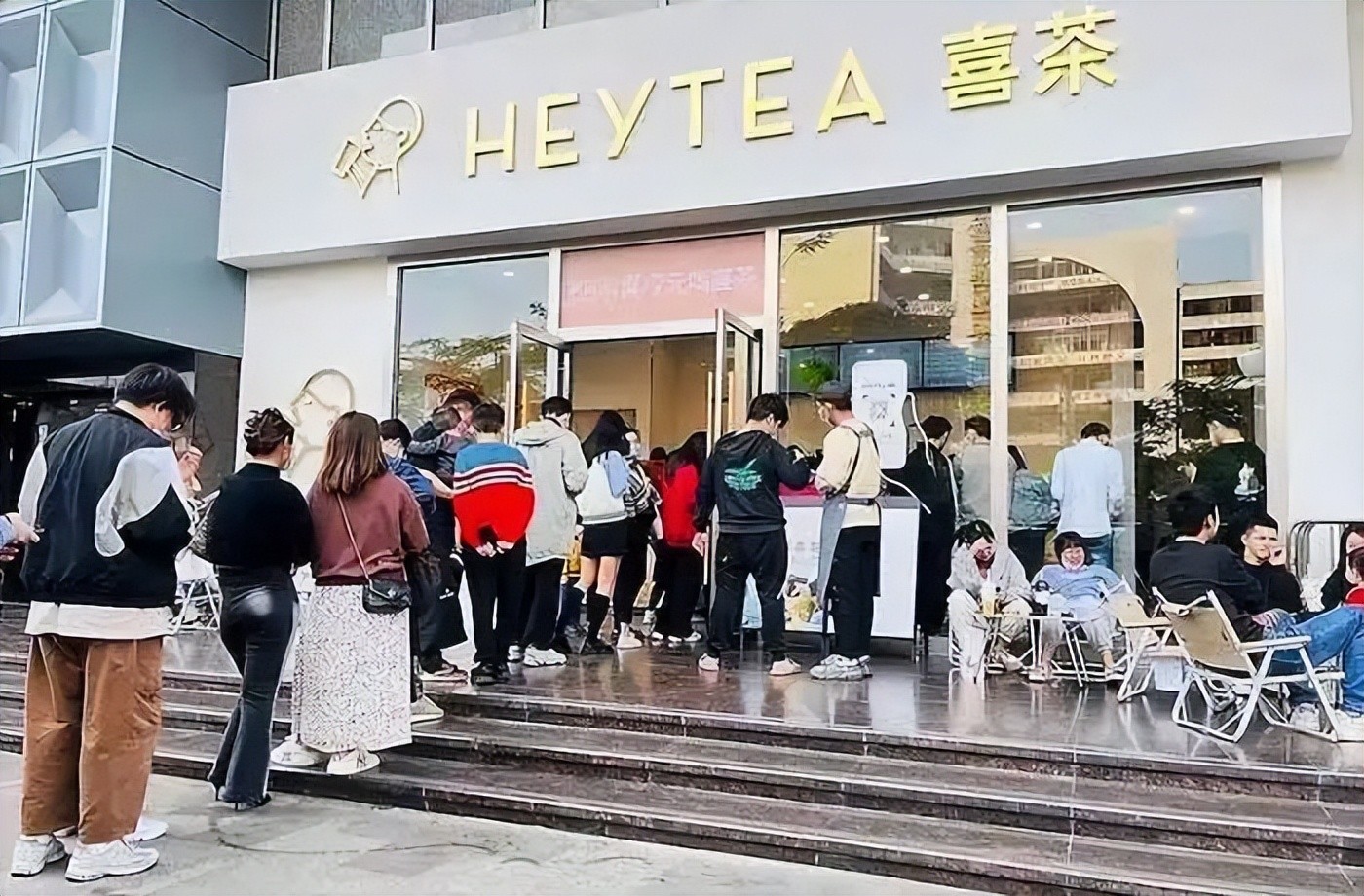 400多家门店消失，喜茶“浪子回头”，加盟商成为代价？