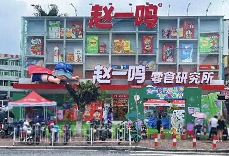一边拼命开小店，一边砸钱做旗舰店，品牌到底在谋划什么？