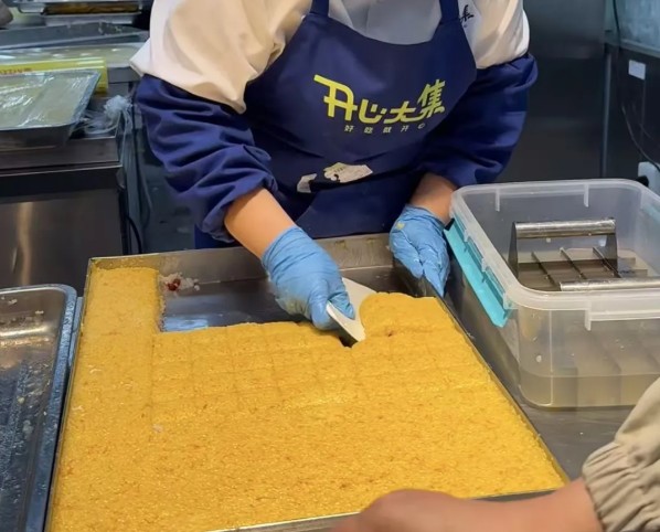 “匠心熬煮”还是“工业复热”？和府捞面被曝仅面条现煮