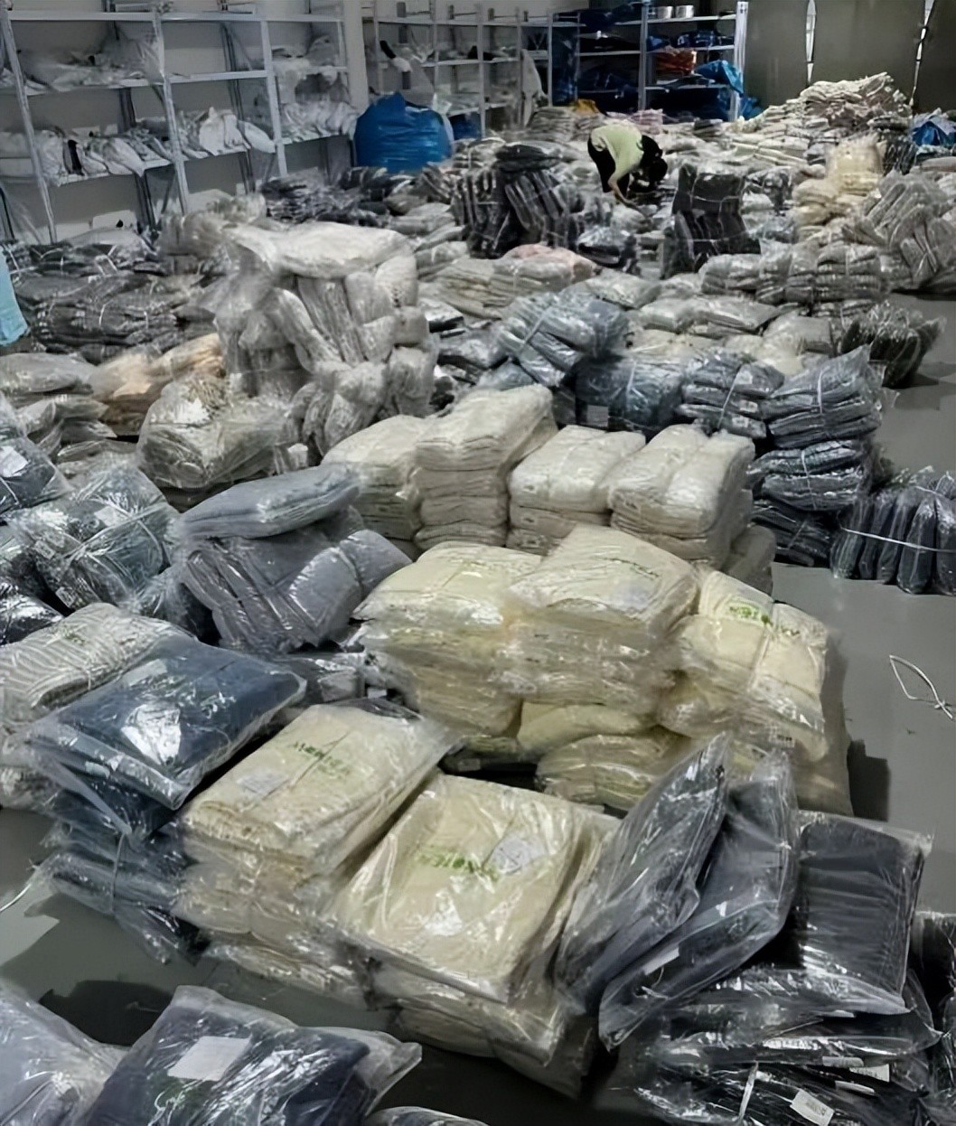 多渠道疯抢：服装尾货竟成“硬通货”，打折都已经不够卖