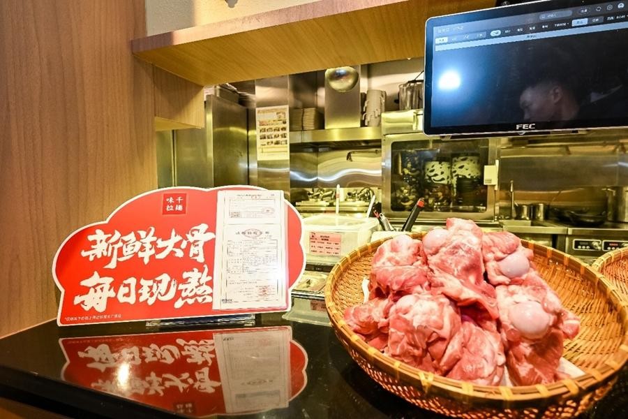活过30年的味千拉面“反向操作”：不卷预制，改熬大骨给顾客看？