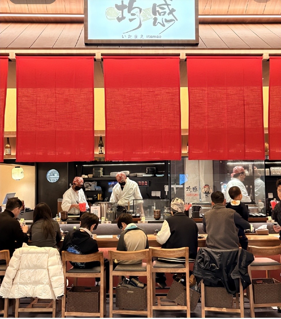 从日料到万物皆可板前：为什么餐饮都在“板前化”？