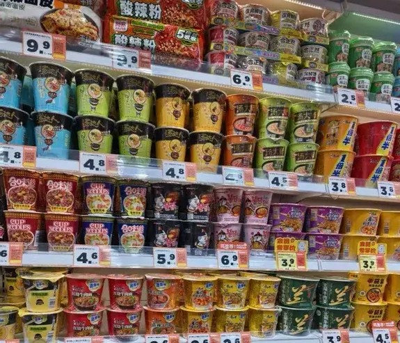从卖零食到卖洗衣液，零食量贩店正在“偷走”超市的生意？