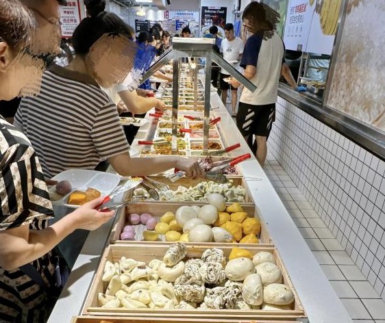 大润发食堂爆火，商超也开始抢“打工人食堂”生意了？