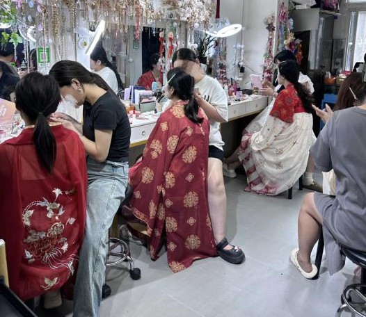 高举“性价比”大旗的汉服店，正被99元妆造逼上绝路？