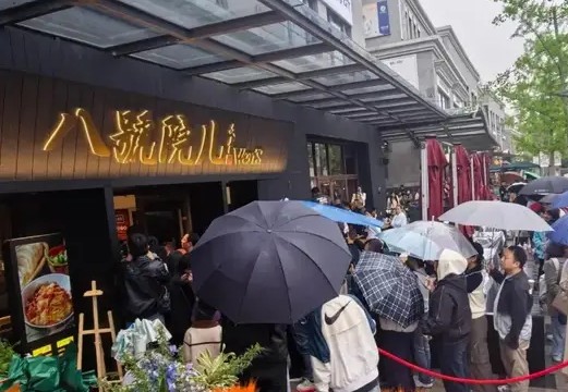 黄牛炒到500元，文章的面馆火了，但明星餐饮的“魔咒”还没破