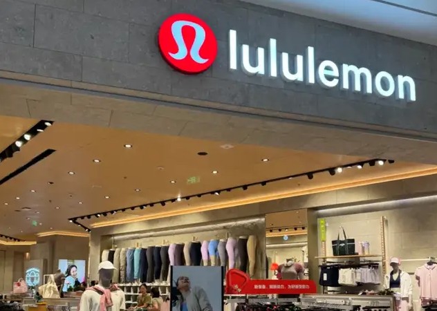 当“健康溢价”遭遇合规拷问，Lululemon的高端护城河还牢固吗？