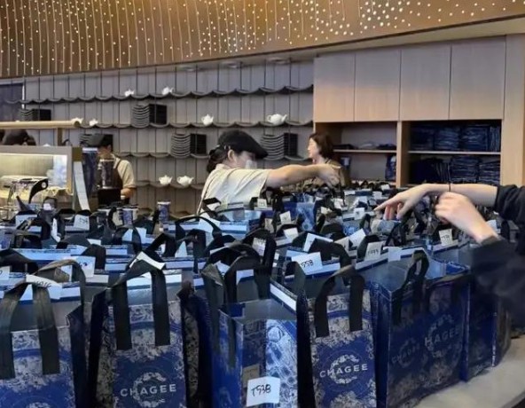 开业即“瘫痪”，霸王茶姬在“不睡觉”的韩国首秀爆红