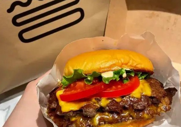 Shake Shack一夜跌去28%，高价汉堡的生意，突然不香了？