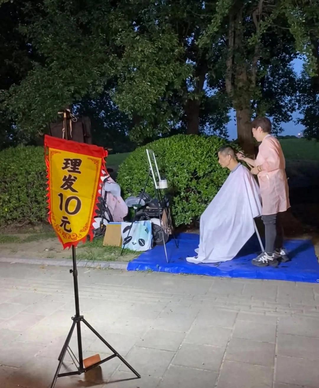 十元快剪开进公园，理发行业开始流行“流动摊位”了？