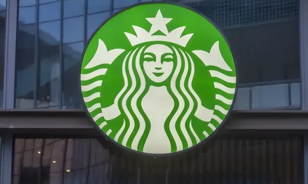 星巴克悄悄推出“高配版奶茶三兄弟”,32元不加咖啡,是冒险还是阳谋?