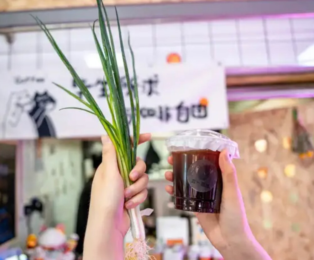 一杯美式不到6元，还送一把小葱，咖啡店开进菜市场，是一门好生意吗？