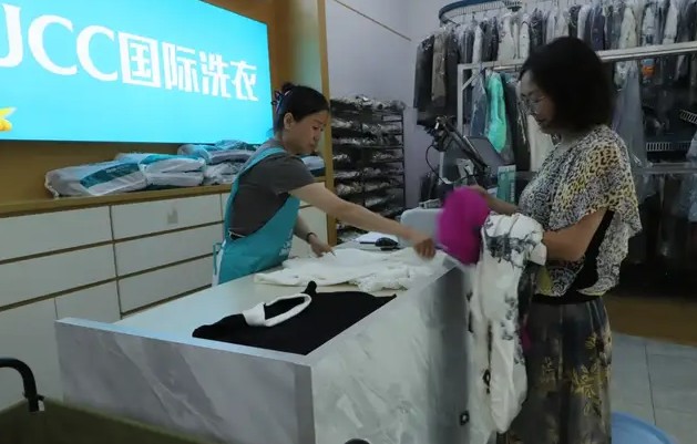 从卖衣服到洗衣服，服装老板们为何开始加码自己最擅长的领域？