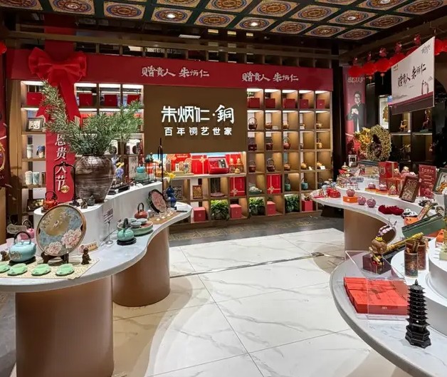 掉色、甩锅、致歉三部曲，朱炳仁的铜，还剩几分“匠心”溢价？