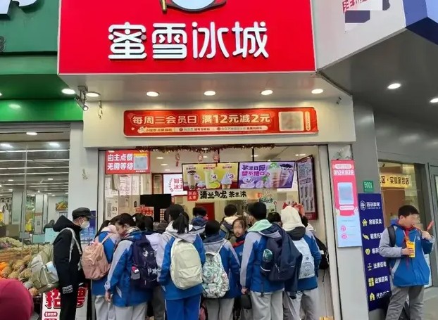 开学一周顶三月，寒暑假白交房租，校边哪些生意真能吃透“学生流量”？