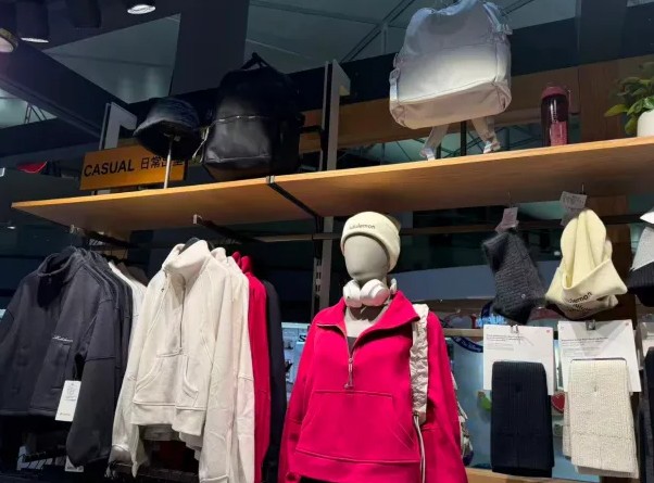 二季度净利下滑11%，同店首次转负，lululemon“阶级滑落”？